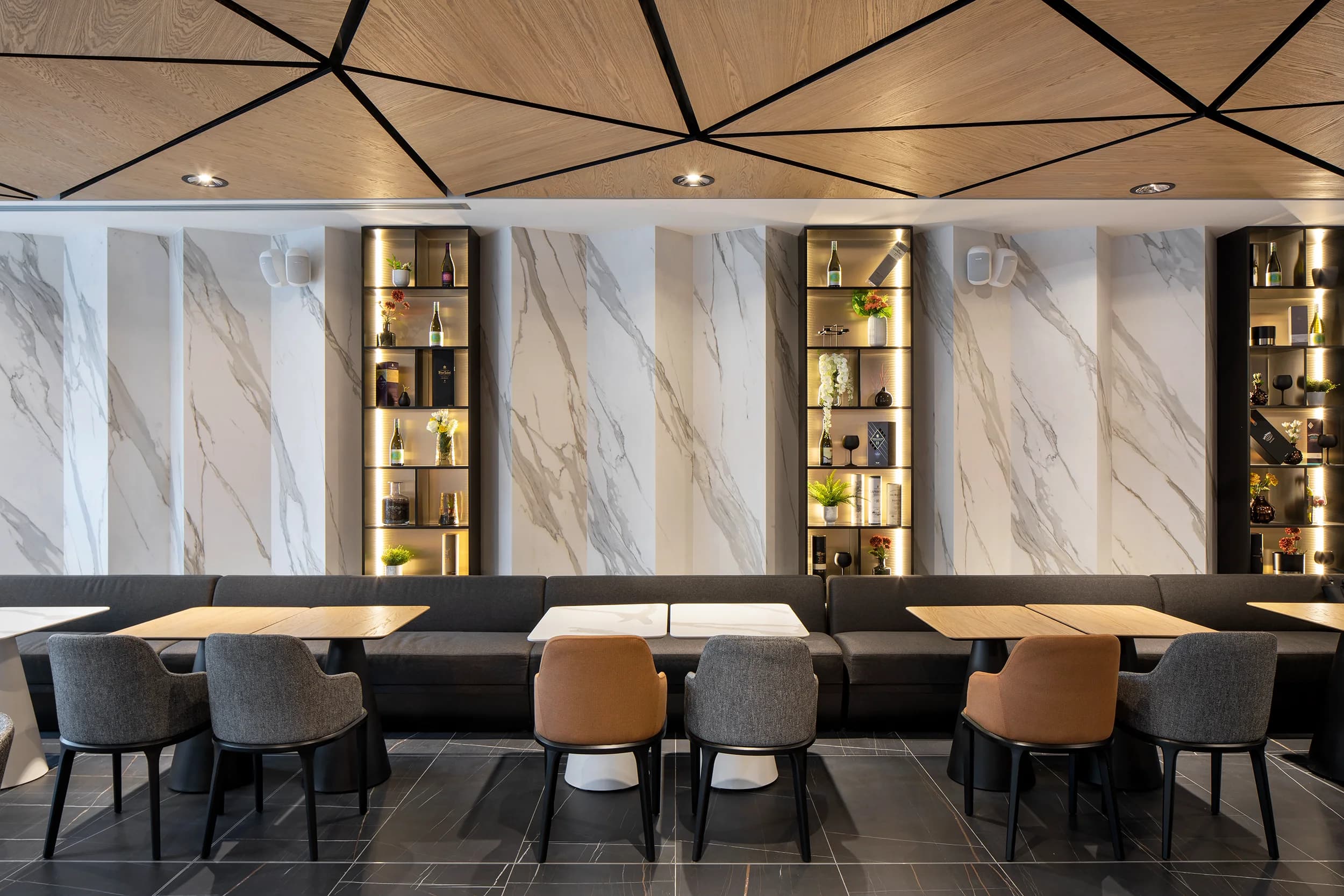 Обществен интериор Lobby bar - Hotel Bulgaria в Бургас — ROOMSTUDIO